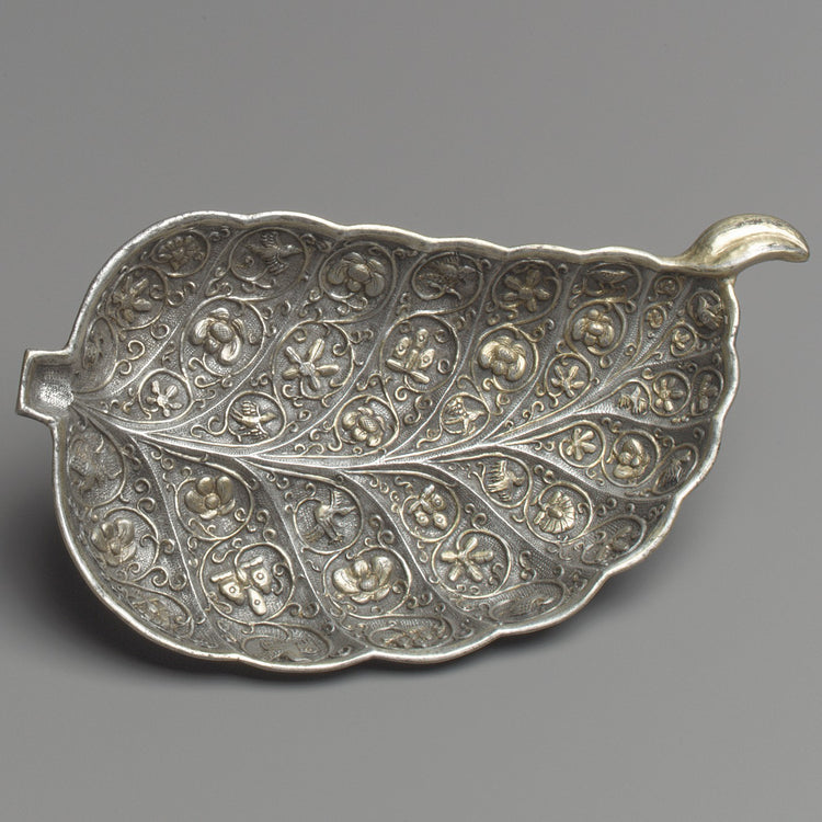 Dish in the shape of a leaf
